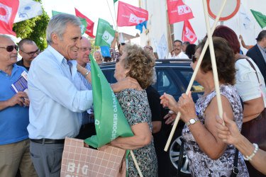 Contacto com a população em Moura