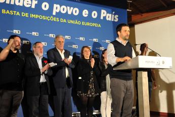 Inspirados pelo exemplo de Abril, aqui afirmamos uma ideia fundamental: a de que não há inevitabilidades