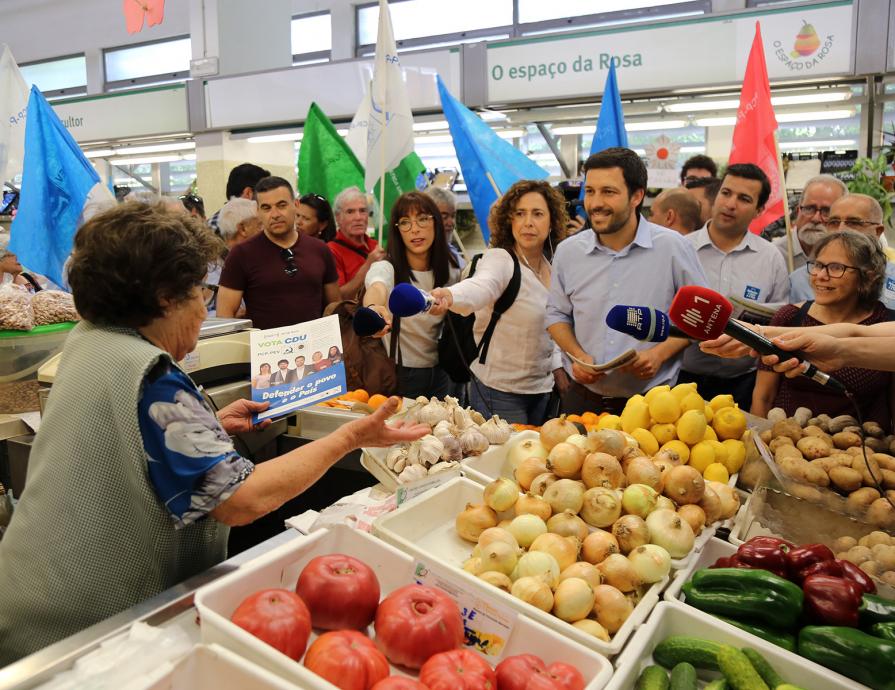 Contacto com a população no Mercado de Portimão