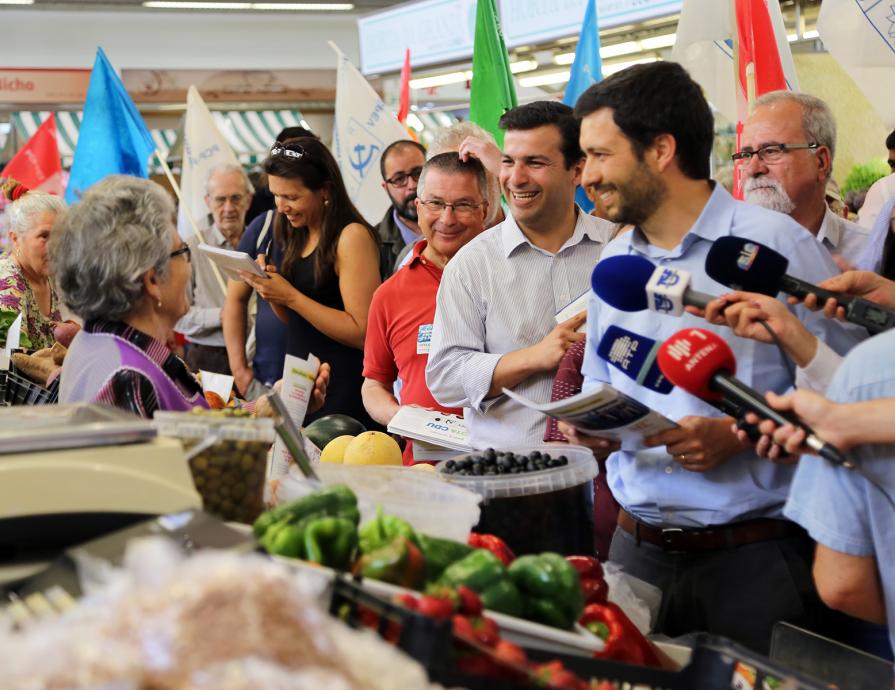 Contacto com a população no Mercado de Portimão