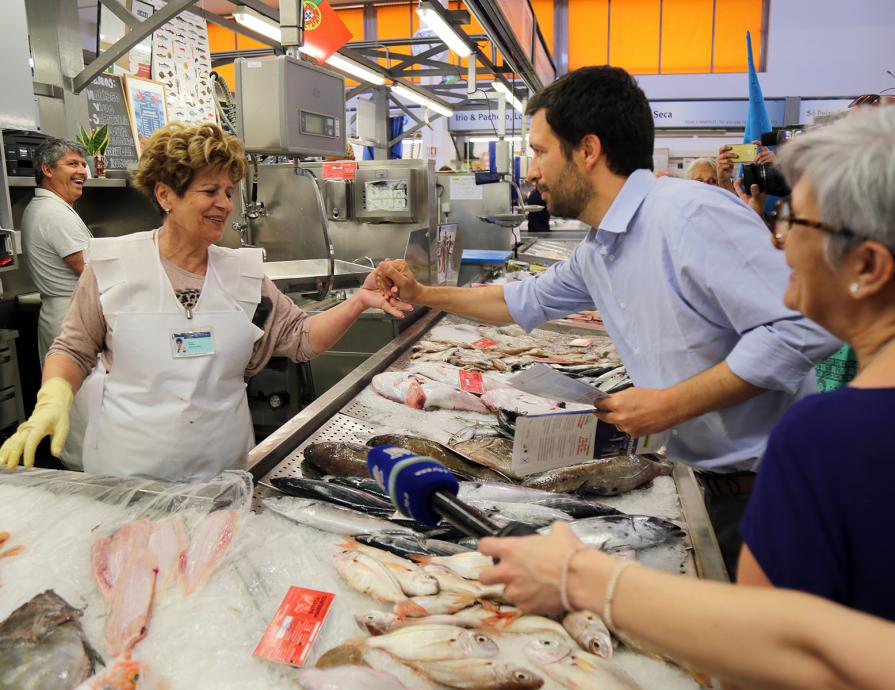 Contacto com a população no Mercado de Portimão