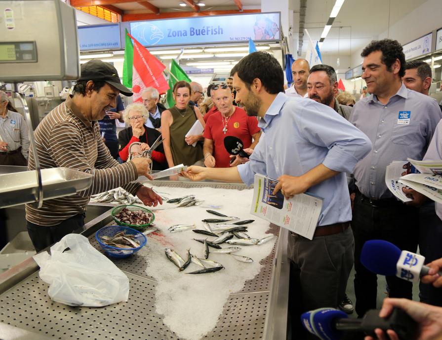 Contacto com a população no Mercado de Portimão